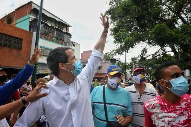 Guaidó fue a comprar sus Sergio Valente al Cementerio en Caracas