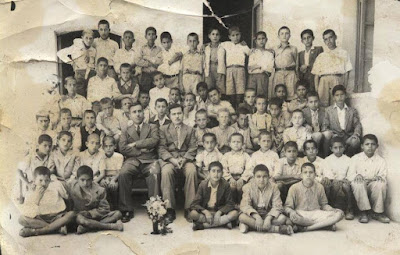 صورة لطلاب ومعلمين من مدرسة الرملة للبنين عام ١٩٤٤