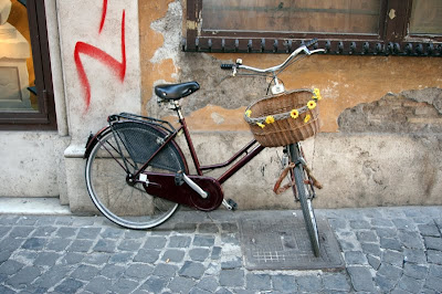 bike with sunflowers in Italy