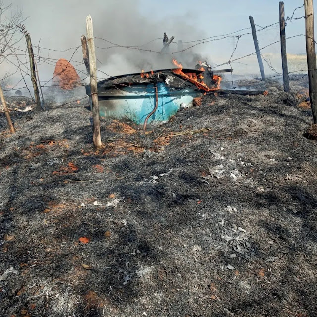 Balão cai em Taubaté causando incêndio em vegetação.