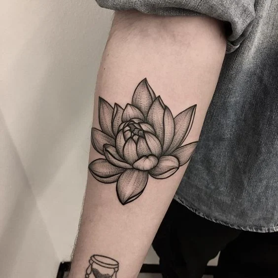 chica con tatuaje de flor de loto