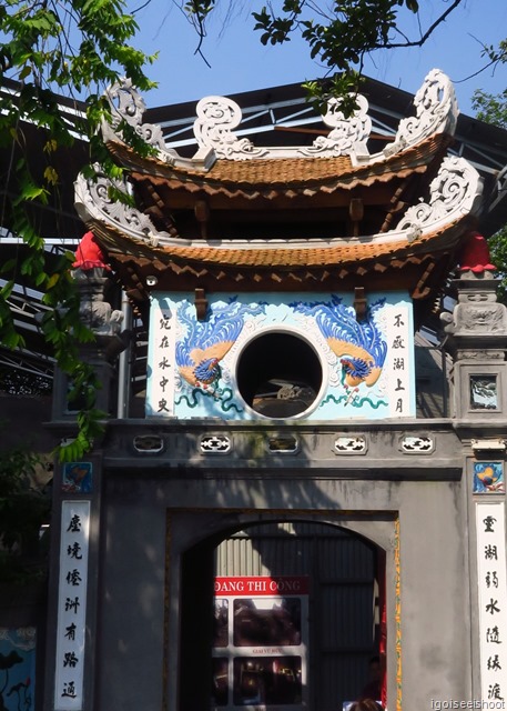 The temple entrance, called Dac Nguyet Lau (Moon Viewing Tower).