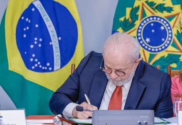 GOVERNO ESPERA RELATÓRIO PARA DECIDIR SOBRE REAJUSTE DE SERVIDORES.