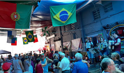 Pessoas dançando ao som de música portuguesa 