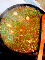 Patatas y guisantes con el sofrito y el caldo.