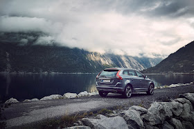 Rear 3/4 view of 2017 Volvo XC60 T6 AWD Inscription