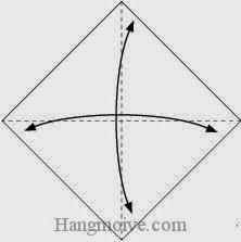 Bước 1: Gấp tờ giấy lại làm bốn để tạo nếp gấp, sau đó lại mở ra.