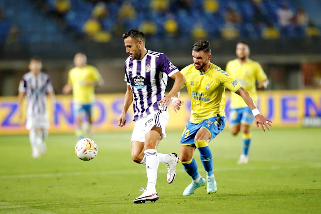 Kiko Olivas controla un balón con la presión de Sadiku. U. D. LAS PALMAS 1 REAL VALLADOLID C. F 1. 15/08/2021. Campeonato de Liga de 2ª División, jornada 1. Las Palmas de Gran Canaria, estadio de Gran Canaria. GOLES: 0-1: 53’, Marcos André. 1-1: 64’, Jesé.