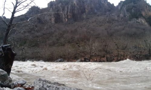 Το απότομο λιώσιμο των χιονιών στα βουνά εξ αιτίας της ανόδου της θερμοκρασίας το προηγούμενο διήμερο και των βροχοπτώσεων που ακολούθησαν έχουν ως αποτέλεσμα να φουσκώσουν όλα τα ποτάμια της Ηπείρου και να απειλούνται πλημμυρικά φαινόμενα.