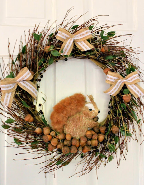 How to make a squirrel wreath with acorns