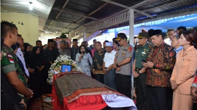 Bupati Dairi Kunjungi Rumah Duka Almarhum Lettu. Inf. Erizal Zuhry Sidabutar