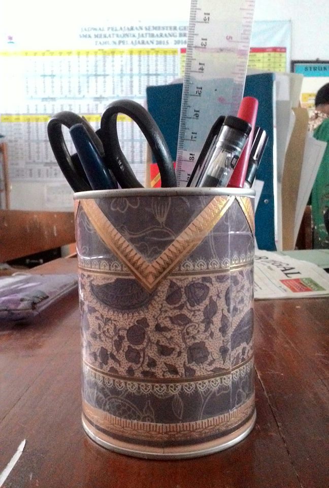 Cara Membuat Tempat  Pensil  dari  Kaleng  dan Kertas Undangan 