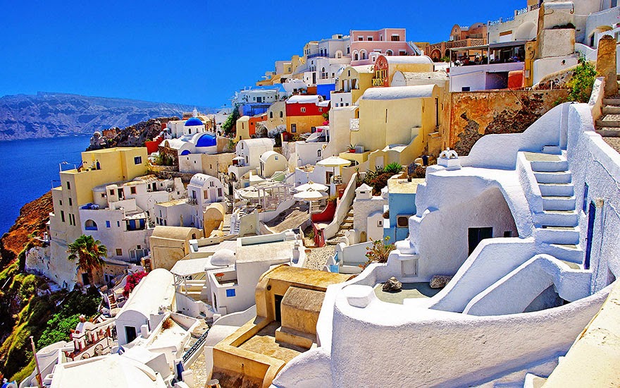 16 Of Your Favorite Landmarks Photographed WITH Their True Surroundings! - Santorini, Greece