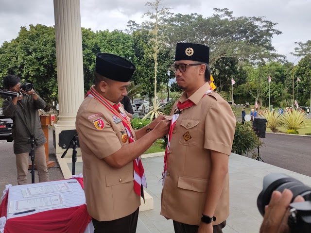 Audy Joinaldy Sematkan Lencana Darma Bakti Pada Kamabicab Gerakan Pramuka Bukittinggi 