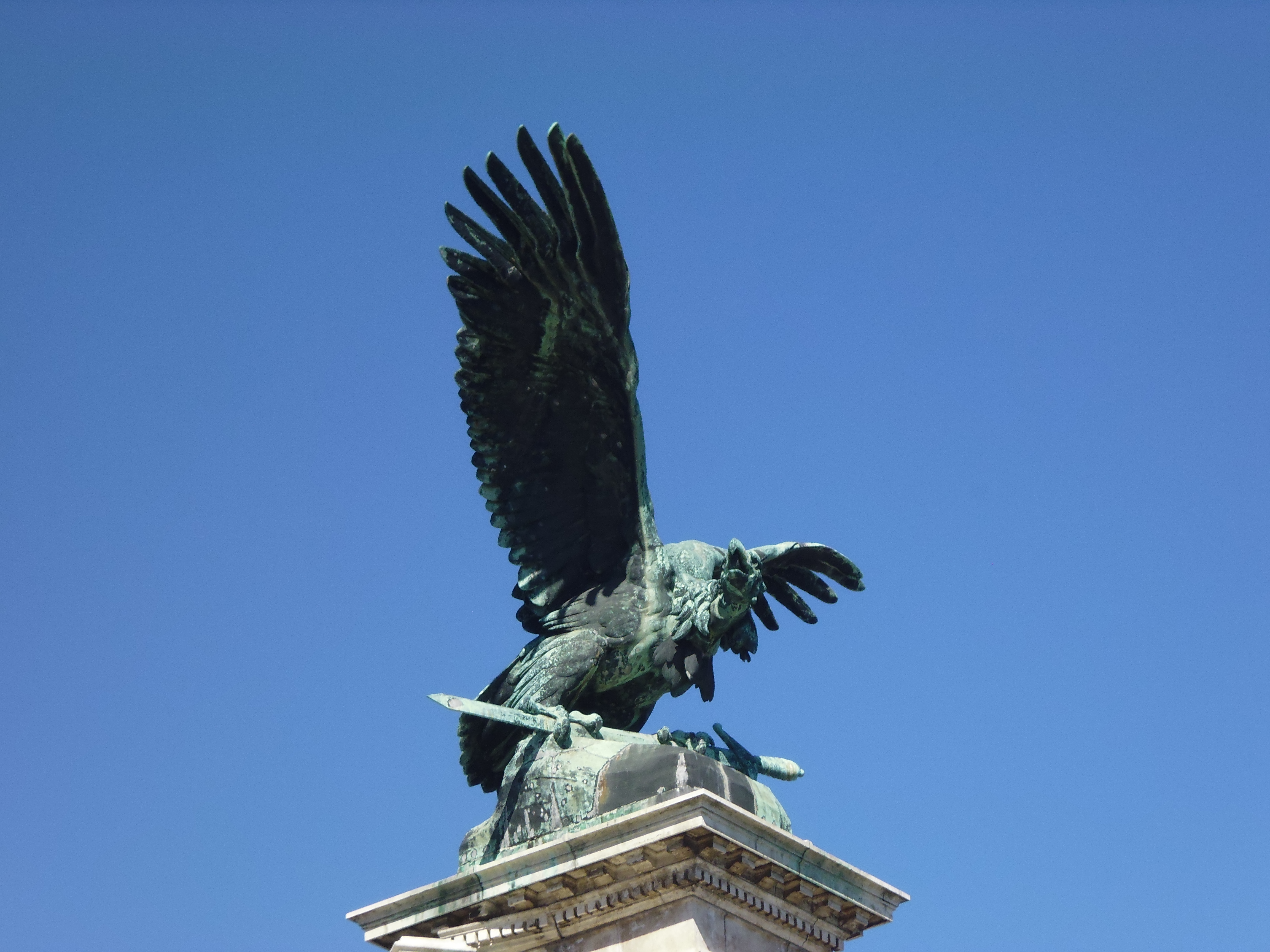 Estatua del Turul, pájaro guardián mítico de Hungría (Budapest) (Hungría) (@mibaulviajero)