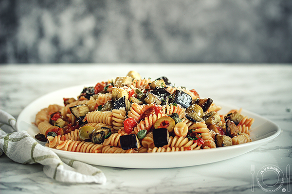 Pasta sa patlidžanom, kaprom i maslinama