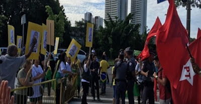 Grupos contra e a favor do PT se manifestam em frente ao Fórum da Barra Funda em SP