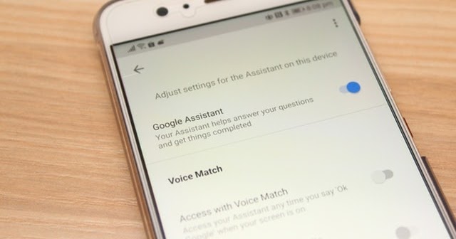 Gambar smartphone dengan Google Assistant