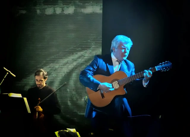 Carlos Morel cantando con guitarra