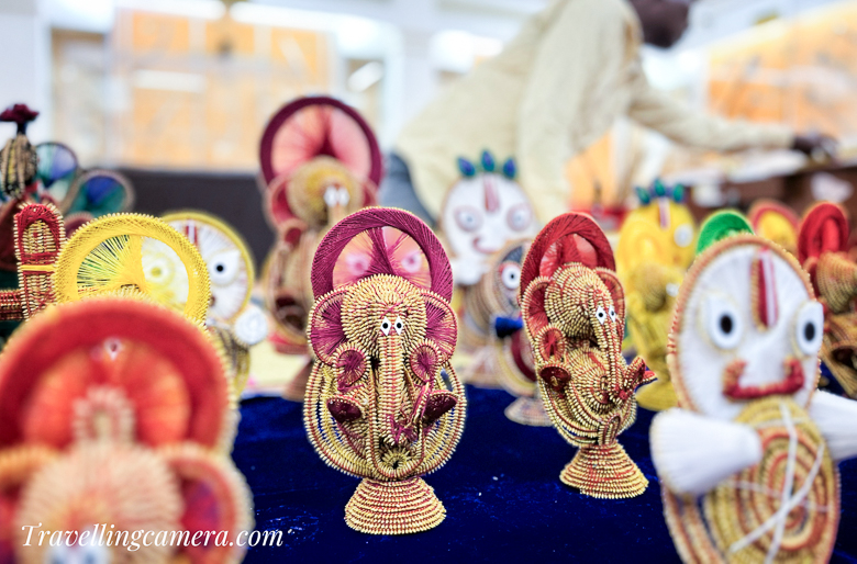 There was a group of tribals who were making these art in one of the exhibition halls of Odisha State Tribal Museum. These art pieces are created out of paddy seeds. First these seeds are fixed along pieces of grass by using colourful threads and then different shapes are given. Like, above you see Ganesha shapes made out of hundreds of paddy seeds.