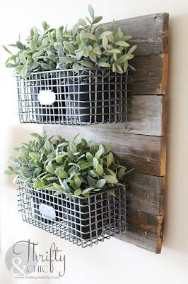 diy farmhouse style hanging baskets on reclaimed wood. The best diy farmhouse decor projects for you home! Farmhouse decor and decorating ideas.