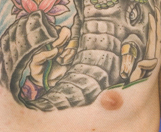 Tatuagem elefante em peito