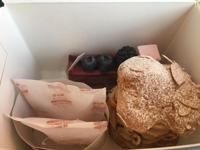 A Tes Souhaits' to-go box with ice packs (アテスウェイ)