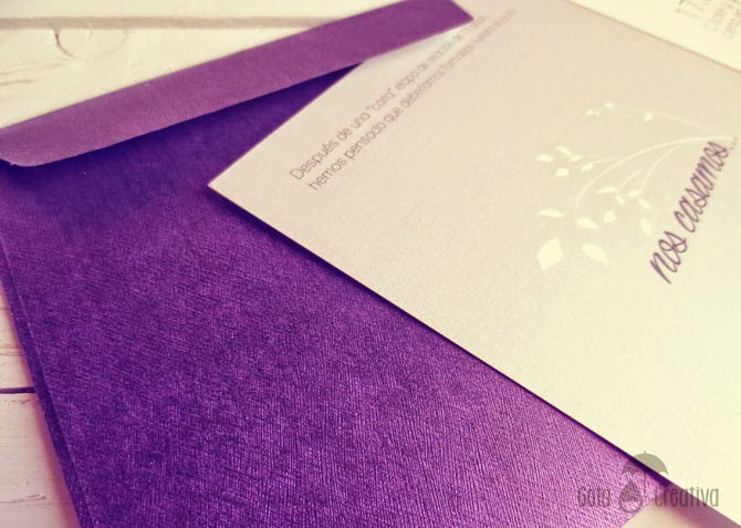 invitación de boda morado y gris Gota Creativa