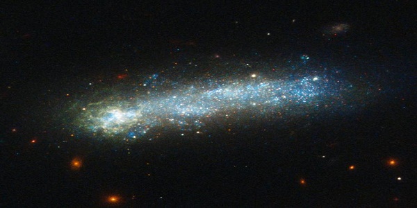 To Hubble κατέγραψε αστρικό «σόου» σε ένα σπάνιο γαλαξία-γυρίνο