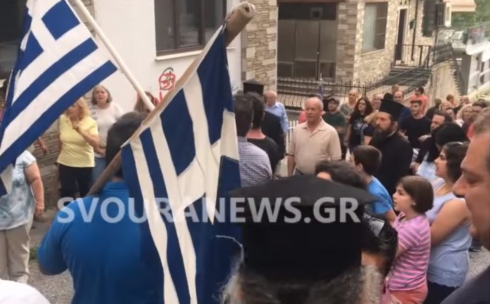 Βίντεο: Ντροπή σας Προδότες φώναξαν έξω από τα γραφεία των Συριζαίων στην Καστοριά