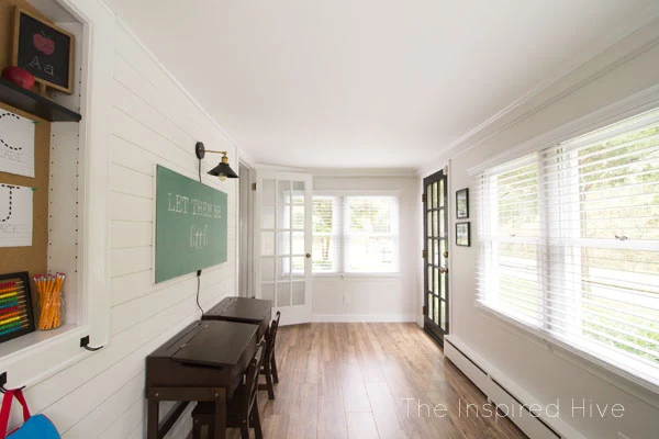 Decor ideas for a vintage modern schoolhouse themed playroom. Cute kids room for a modern farmhouse home!