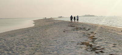 Lengua o banco de arena de Dhigurah (sandbank).