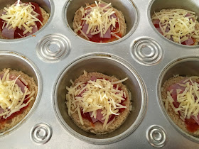 Mini tostas de jamón, queso y aceitunas. Añadiendo jamón cocido y queso.