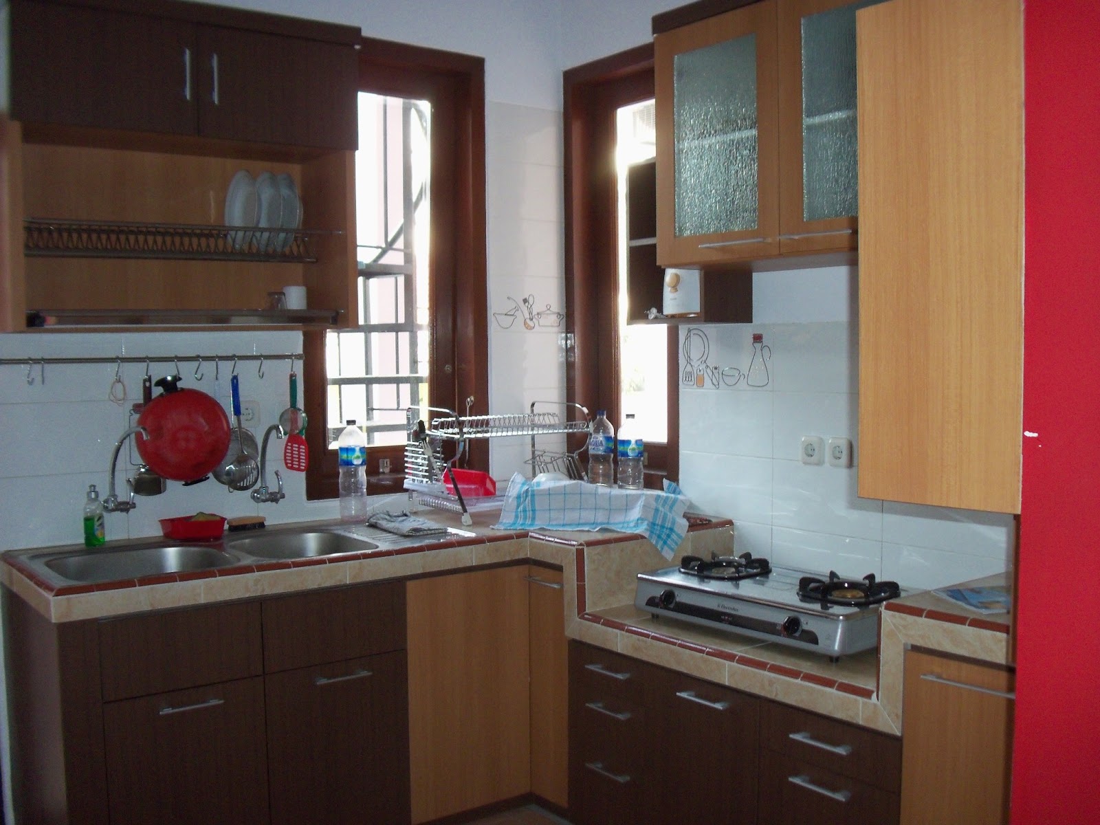 Ciptakan nyaman di dapur  dengan kitchen  set  yang kompak 
