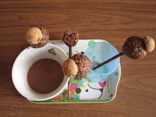 Sucettes gourmandes à l'Ovomaltine crunchy et aux flocons d'avoine sur un plateau accompagnnées d'un chocolat chaud  (Battle Food #64)