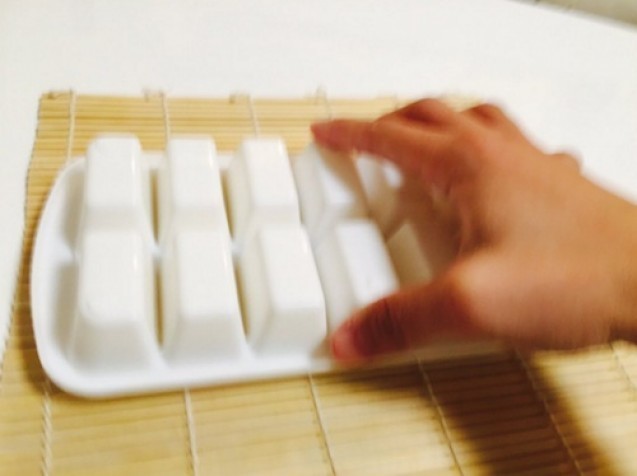Yuk Bikin Sushi Rumahan!! Inilah Cara Mudah Membuat Sushi menggunakan Cetakan Es batu!