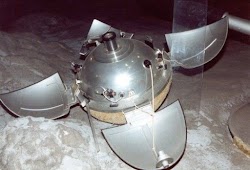 Το σοβιετικό Luna 9 – το σκάφος (μη επανδρωμένο) που πραγματοποίησε την πρώτη επιτυχημένη «μαλακή»/ ομαλή «προσγείωση» σε ουράνιο σώμα πέρα ...