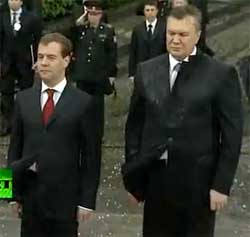 Ianucovitch, Medvedev e coroas de flores. VIDEO