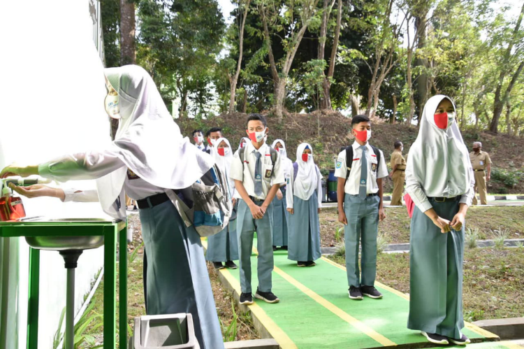 Gelar KBM Tatap Muka, Ganjar Minta Laporan Tiap Hari