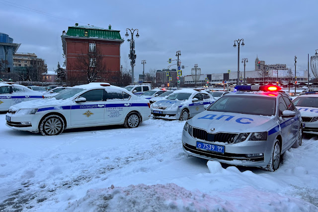 Новокрымский проезд, стоянка патрульных машин ДПС