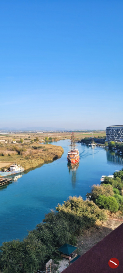 Blick von der Dachterrasse meines Zimmers auf den Fluss Manavgat. Der pure Luxus: Ein spontaner Herbsturlaub an der türkischen Riviera. #travelbloggerlife #arthurstochterunterwegs #travelling #manavgat  #türkeiurlaub #diamondpremiumhotel #diamondpremiumhotelspa @tuideutschland @diamondpremiumhotel @arthurs_tochter #reiseblogger #essenundtrinken #lifeisbetteratthebeach