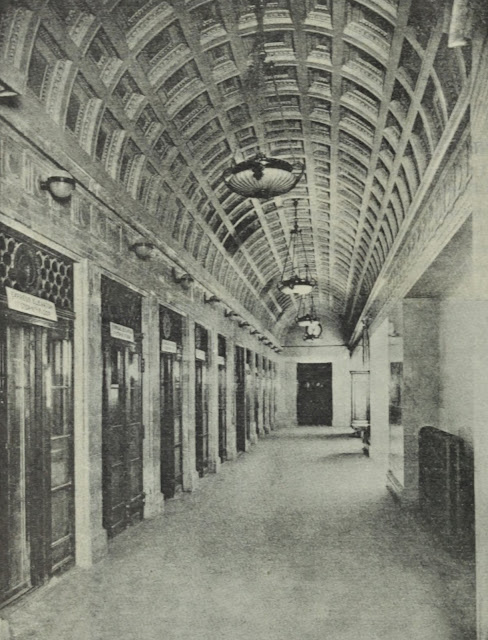 Vestíbulo y ascensores del Bankers Trust Building de Nueva York en 1912