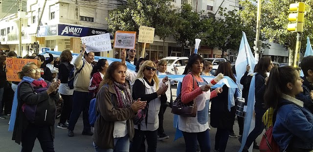 Docentes jujeños marchan por "incumplimiento de paritarias"