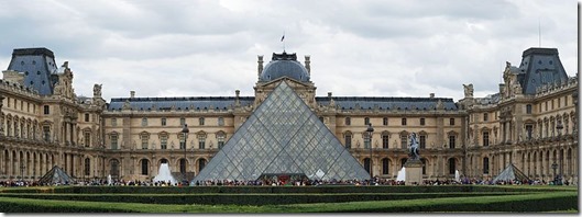 800px-Paris_July_2011-27a  Louvre Müzesi