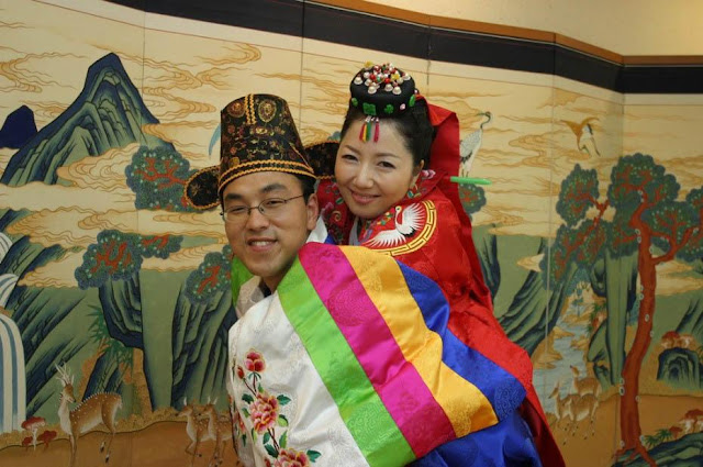2Korean bride and groom in traditional wedding attire