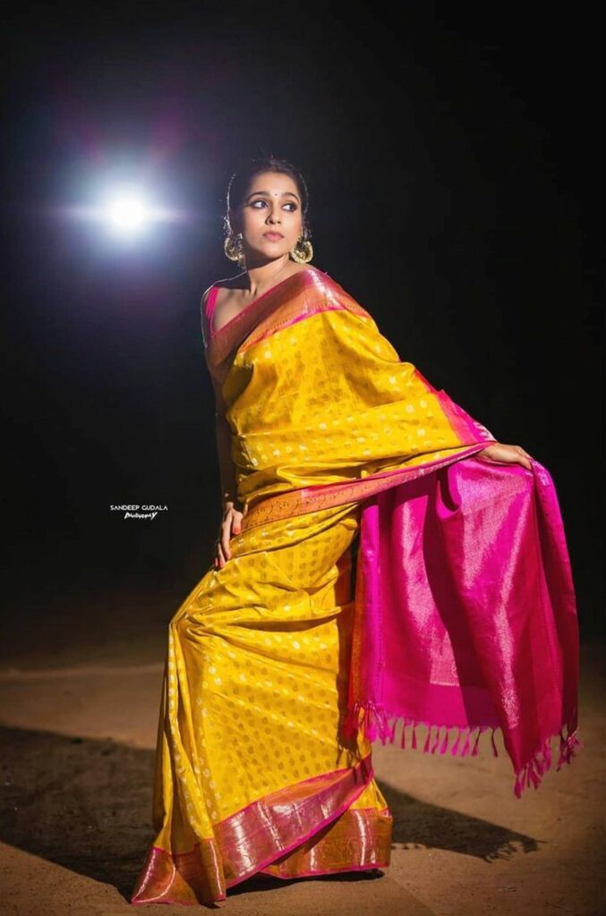 Actors Gallery: Rashmi Sizzles In Sleeveless Saree