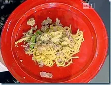 Tagliolini al pesto invernale e pancetta
