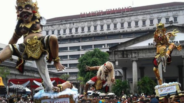 Ribuan Warga Saksikan Pawai Ogoh-Ogoh