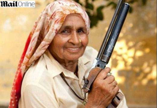 Sniper Profesional Ini Seorang Nenek 78 Tahun [ www.BlogApaAja.com ]