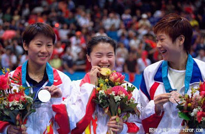 Sydney 2000 - Medallistas en tenis de mesa individual femenino, con Wang Nan,  Ju Li y Jing Chen